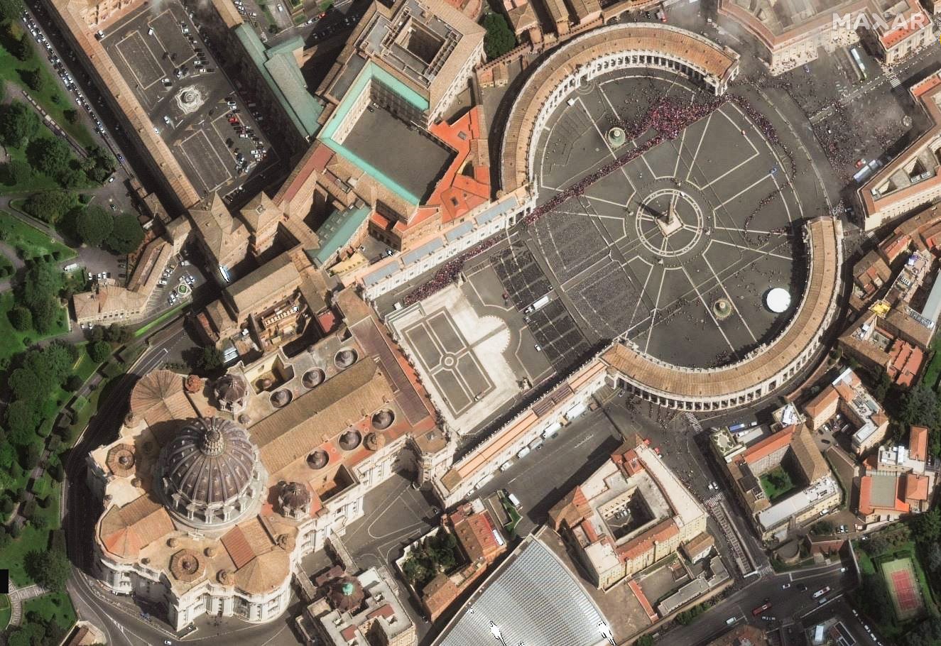 O último adeus: imagens de satélite mostram fila gigante de fiéis para se despedir do papa Francisco no Vaticano; VEJA