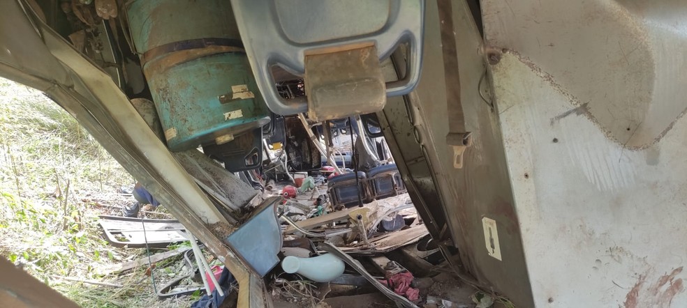 Ônibus que levava trabalhadores rurais ficou destruído após acidente em Avaré — Foto: Corpo de Bombeiros/Divulgação