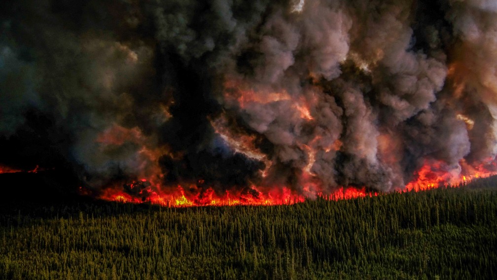 Fumaça de queimadas avançam em planície nos no Canadá em 3 de junho de 2023 — Foto: B.C Wildfire Service/Handout via REUTERS