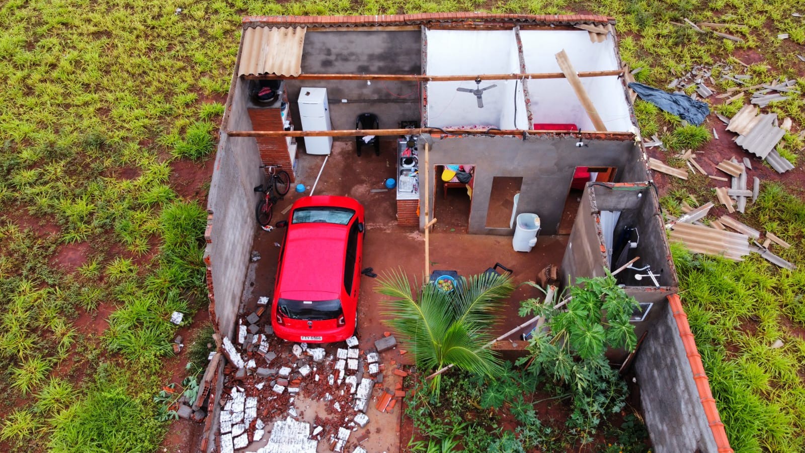 Vendaval arranca telhas e deixa casa 'aberta' em Castilho; foto aérea mostra estrago