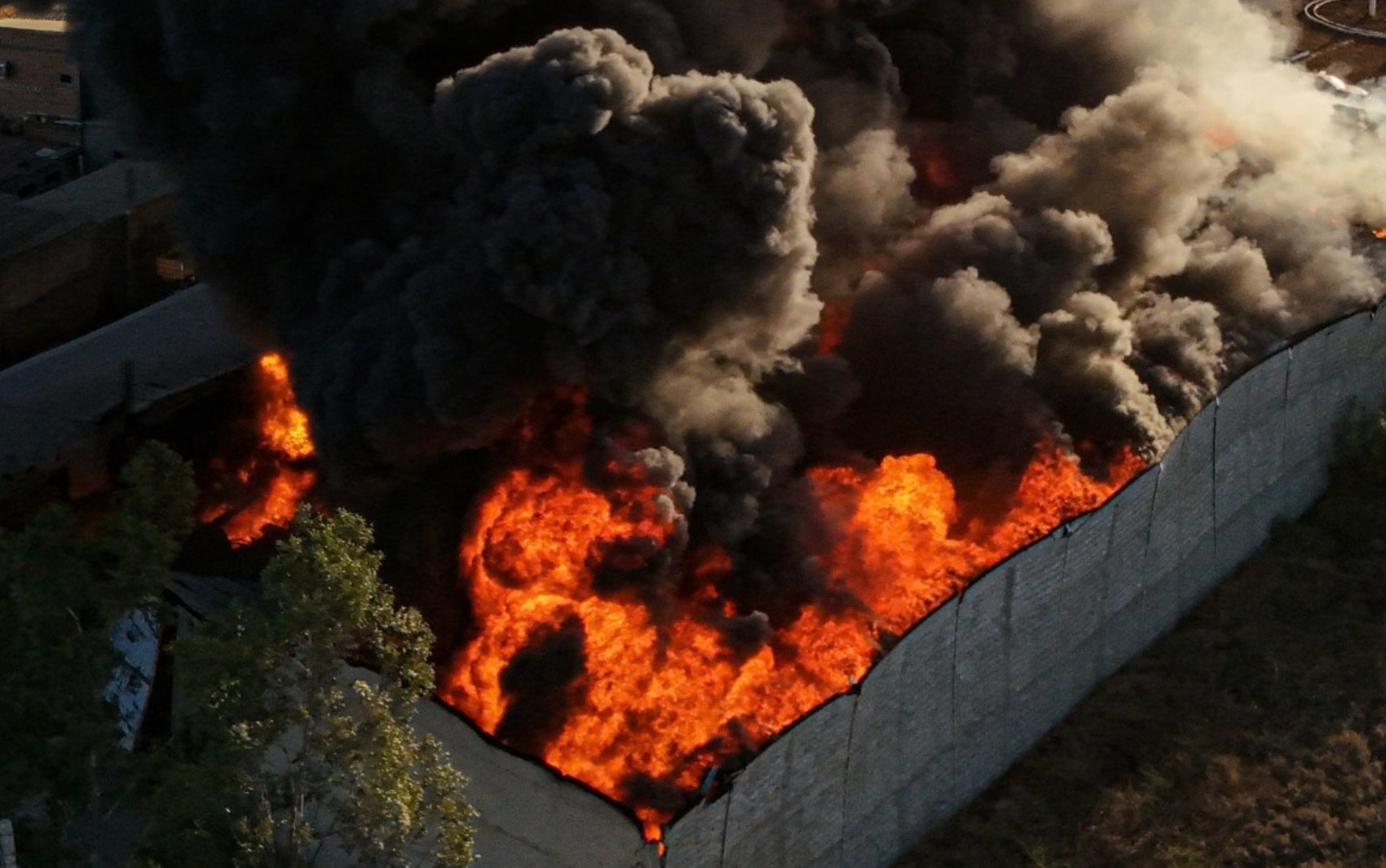 Vídeo mostra momento que incêndio destrói loja de variedades no interior da Bahia
