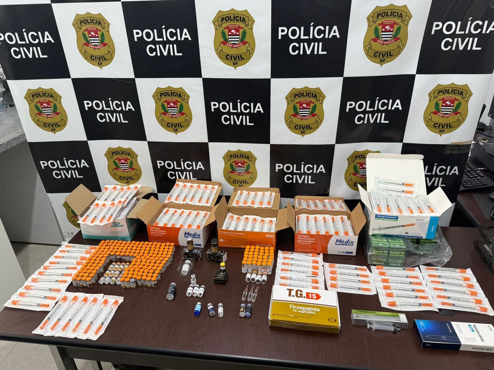 Polícia apreende R$ 300 mil em produtos para emagrecimento em sex shop de Santa Bárbara