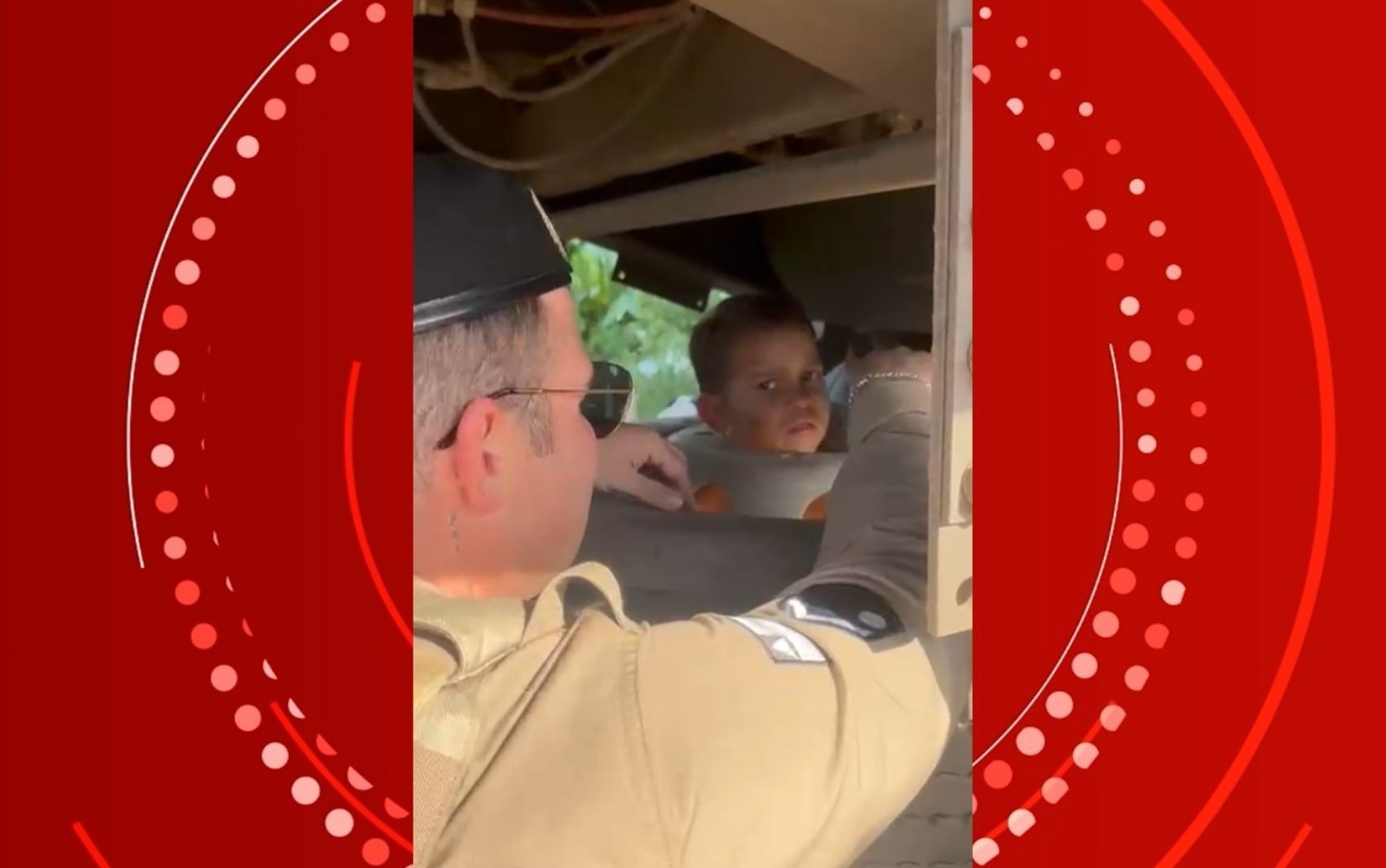 VÍDEO: menino é resgatado por policiais após prender cabeça em roda de carreta na Bahia