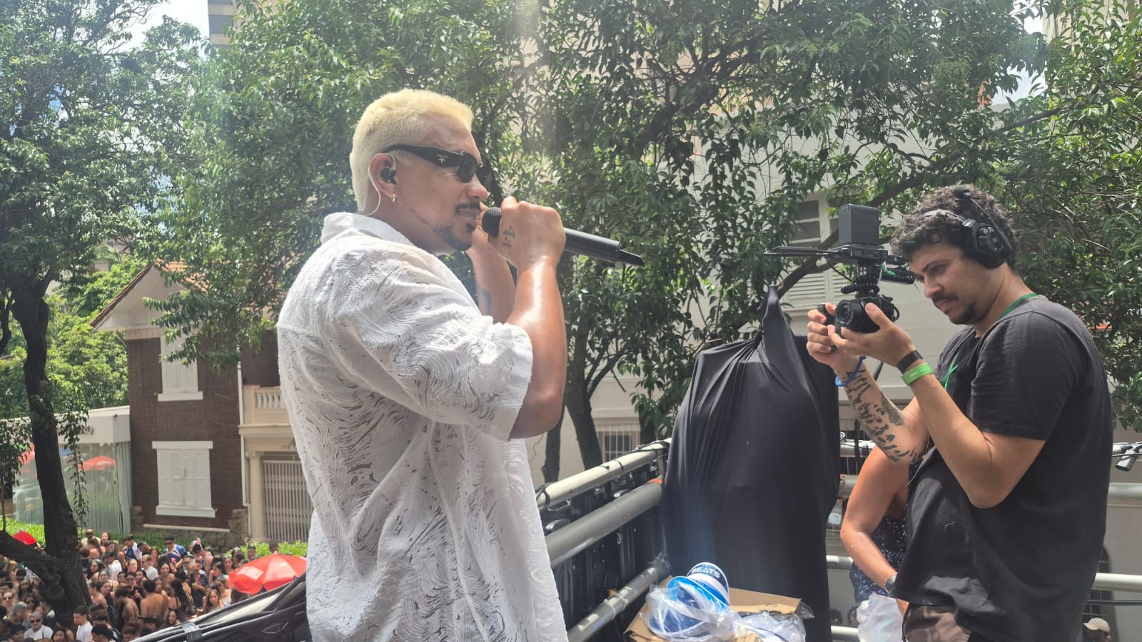 De visual novo para o carnaval, Xamã aparece com cabelo platinado e tira camisa e sapatos no bloco Malvadão, na capital mineira: 'BH é sempre uma edição especial