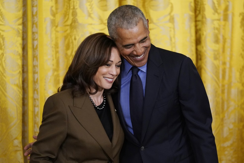 Em imagem de arquivo, Kamala Harris e Barack Obama se abraçam durante evento na Casa Branca em abril de 2022. — Foto: Carolyn Kaster/AP