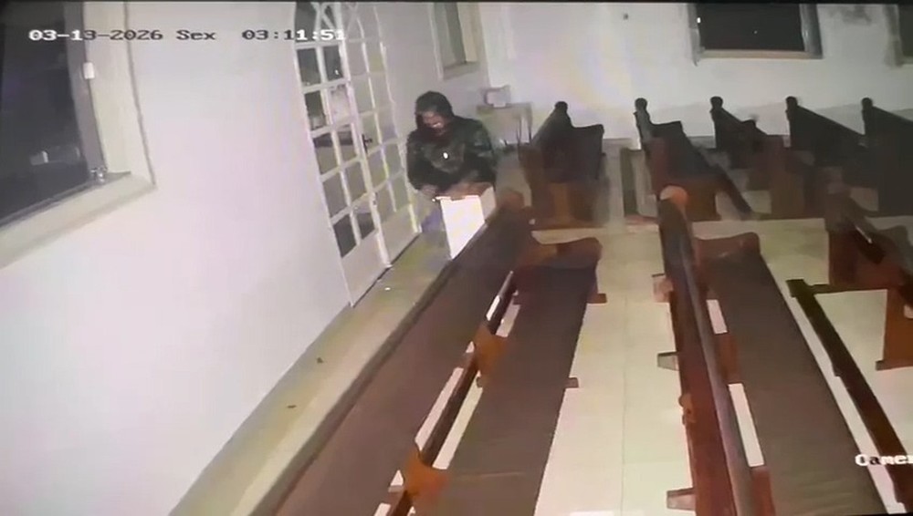 Ladrão invade igreja passando por buraco na porta e furta ofertas de fiéis no interior de MG