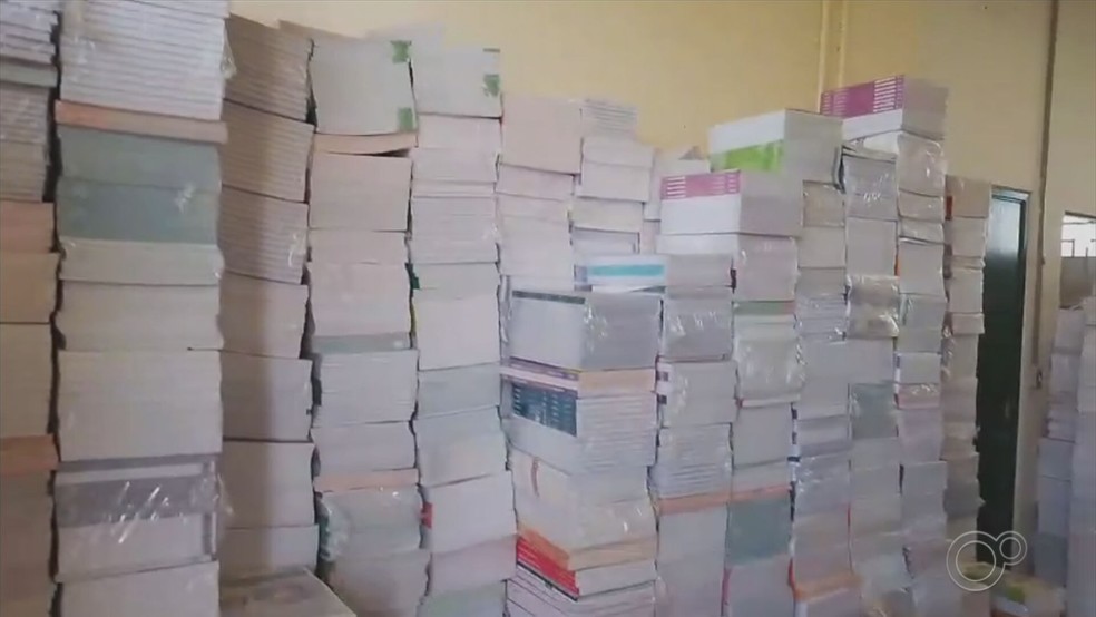 Em Ourinho, materiais escolares e didáticos de outros anos sem uso foram encontrados no almoxarifado municipal — Foto: TV TEM/Reprodução