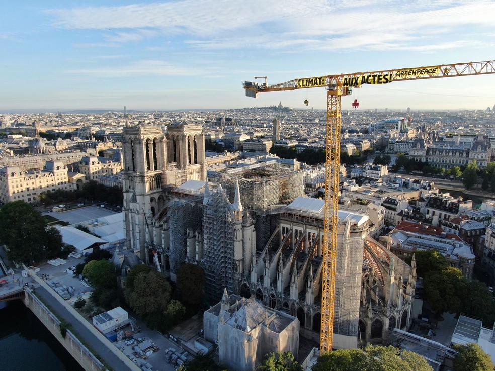 Foto tirada durante protesto do Greenpeace mostram obras na catedral de Notre Dame, em Paris, nesta quinta-feira (9)   — Foto: Greenpeace via AP