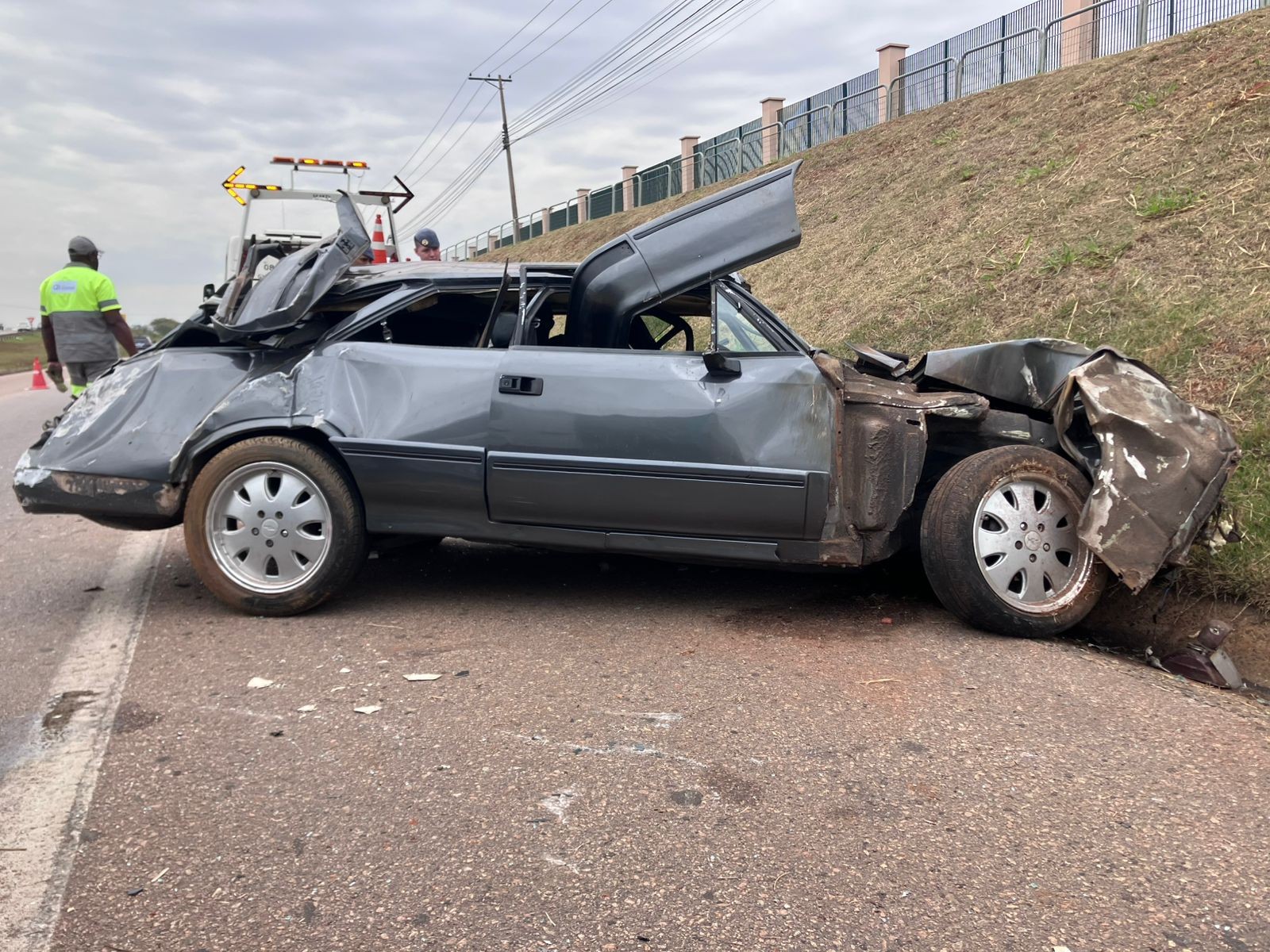 FOTOS: motorista fica ferido após bater em placa de sinalização e capotar em rodovia de Campinas