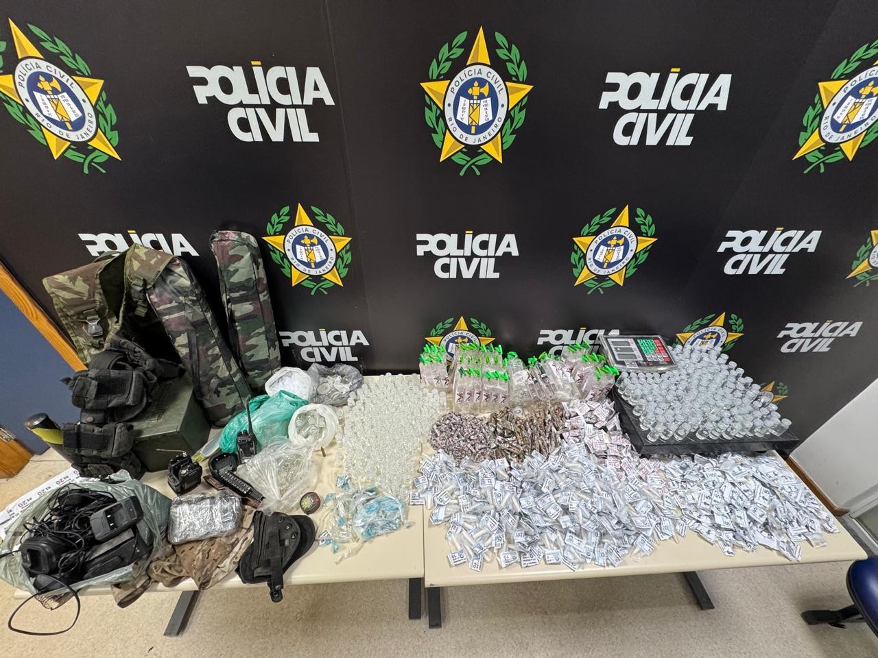 Polícia encontra cemitério clandestino do tráfico com diversas ossadas na Praça Seca, Zona Oeste do Rio