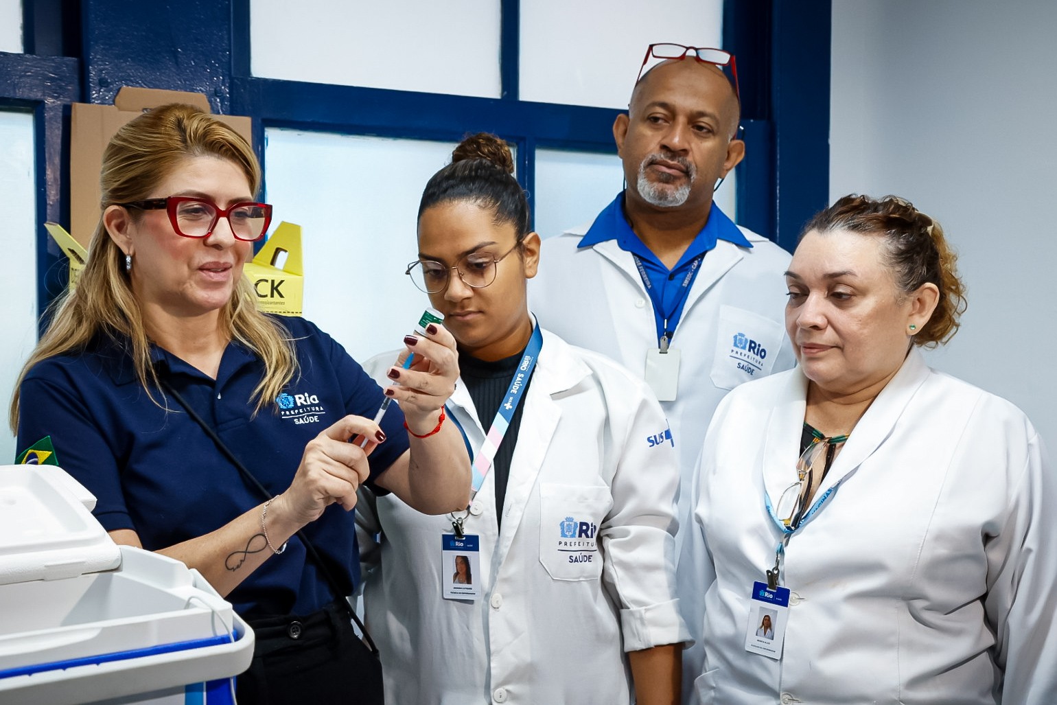 Rio começa a aplicar nova vacina contra a dengue em profissionais da saúde