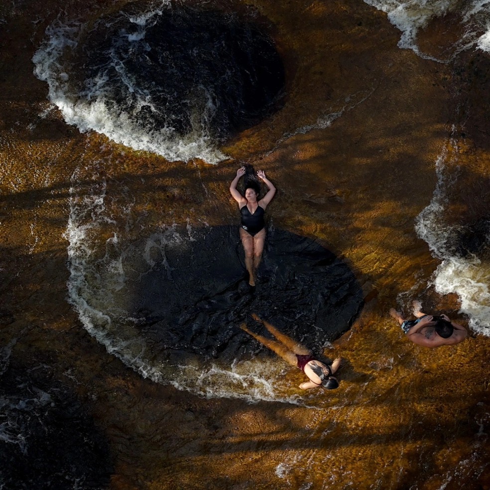 Turistas tomam banho em um dos "buracos" na Cachoeira do Mutum. — Foto: Michael Dantas/Governo do Amazonas