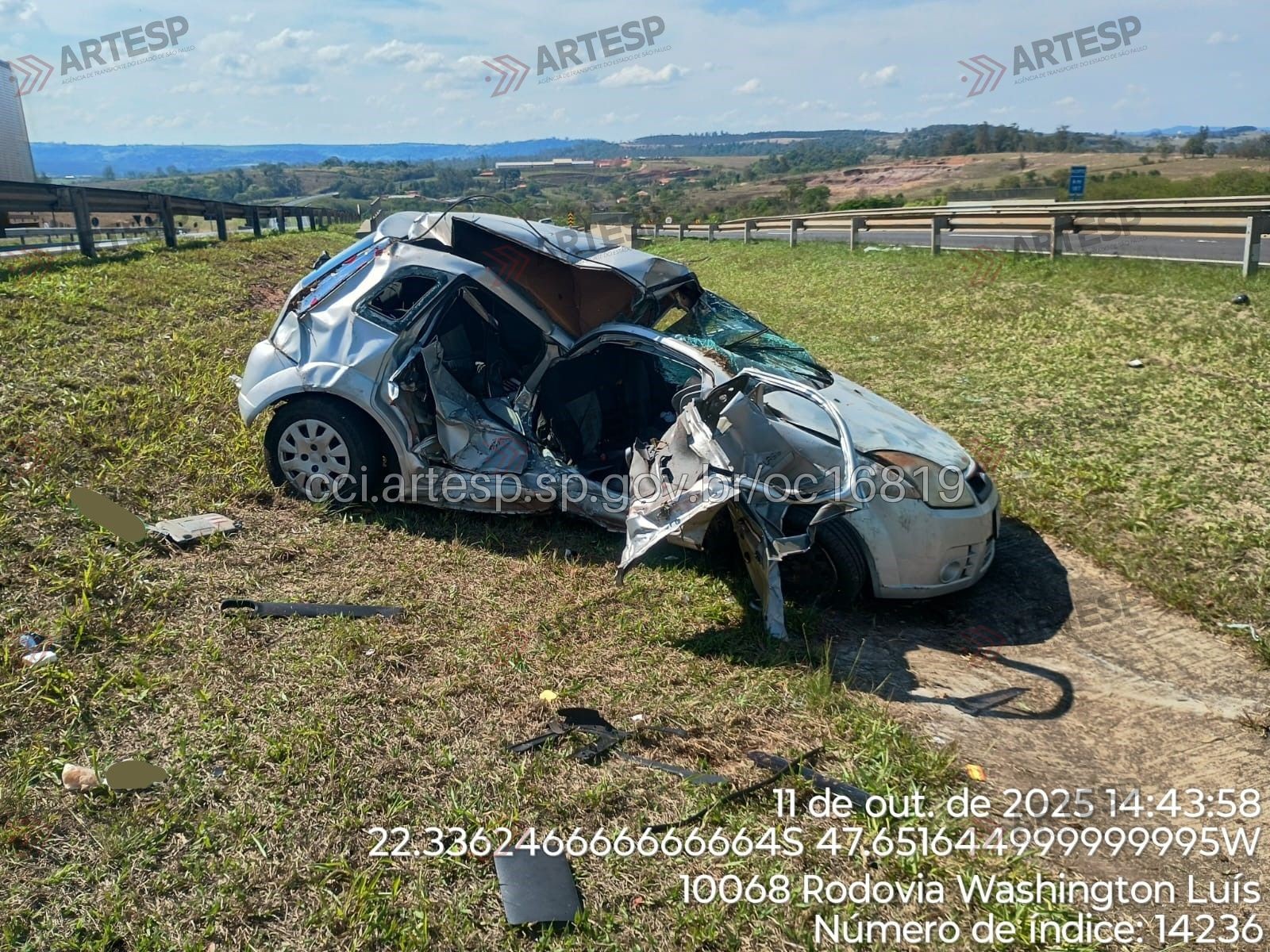 Mulher morre em capotamento na SP-310 em Rio Claro; carro foi parar em canteiro central