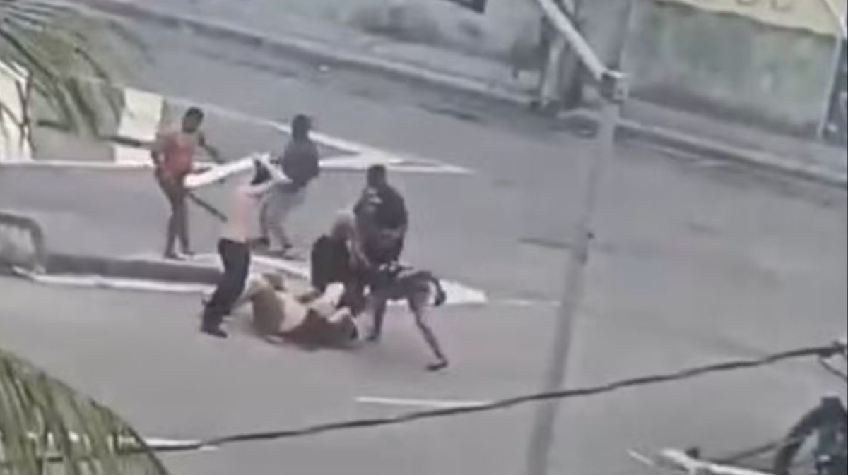 Torcedores se enfrentam e atacam PM perto do Estádio Nilton Santos, no Rio; VÍDEO