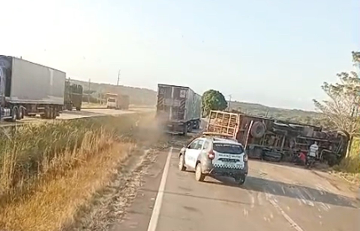 Caminhão tomba e deixa BR-101 parcialmente interditada na Grande Natal