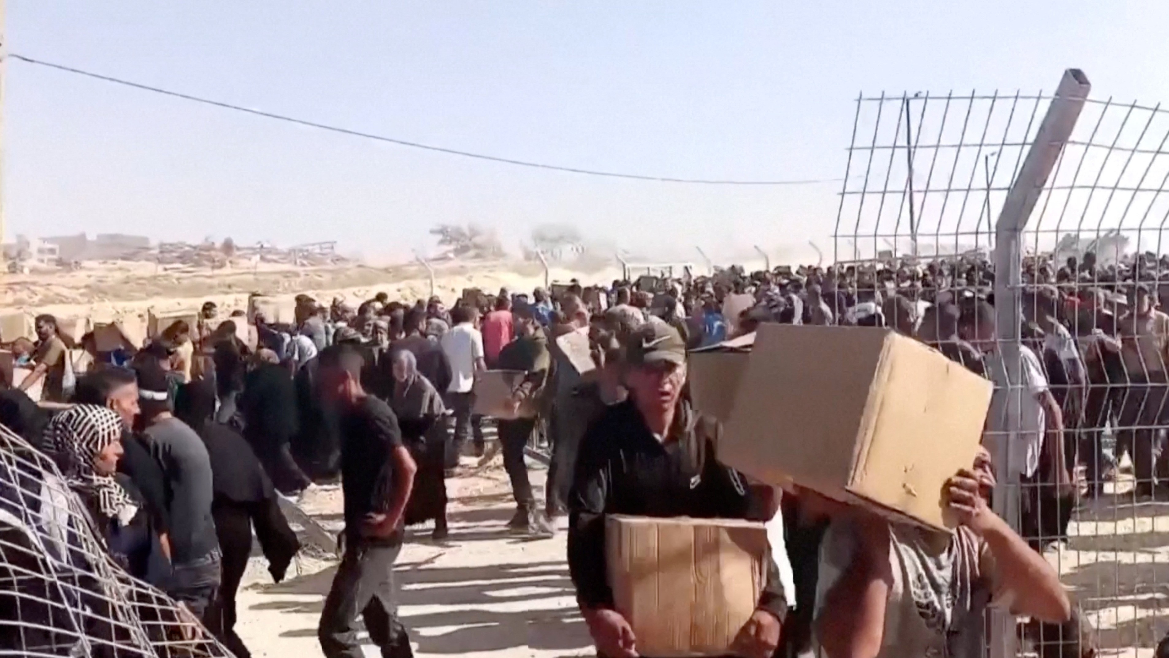 VÍDEO: palestinos invadem centros de ajuda humanitária em Gaza em busca de comida