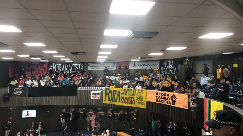 Galerias do plenário da Câmara Municipal de SP com manifestantes a favor da cassação de Camilo Cristófaro — Foto: Camila Quaresma/g1