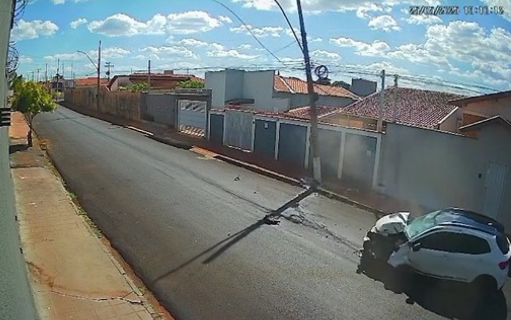 Motorista passa mal, perde controle e bate carro em poste em Ituverava; VÍDEO