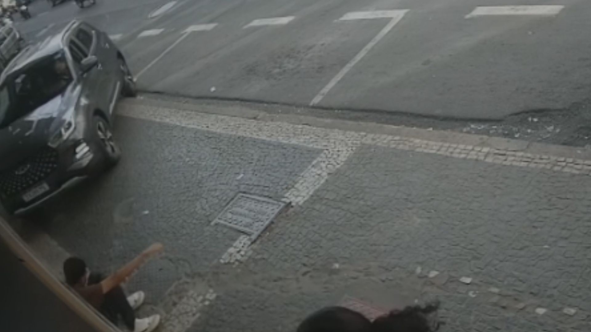 VÍDEO: Carro desgovernado invade calçada e quase atropela pedestres em Uberlândia