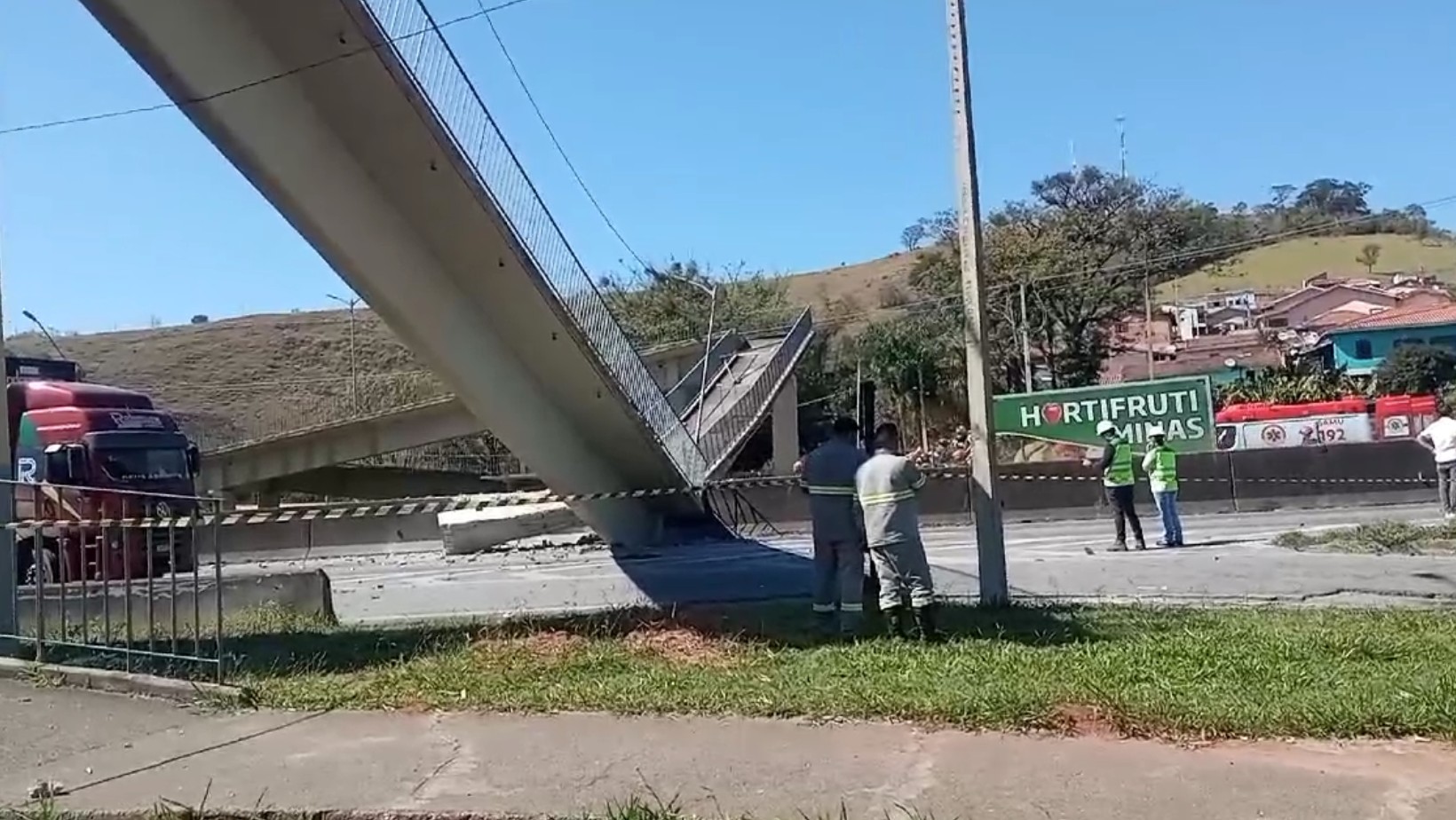 VÍDEO mostra momento em que passarela desaba e deixa dois mortos na Fernão Dias, no interior de SP