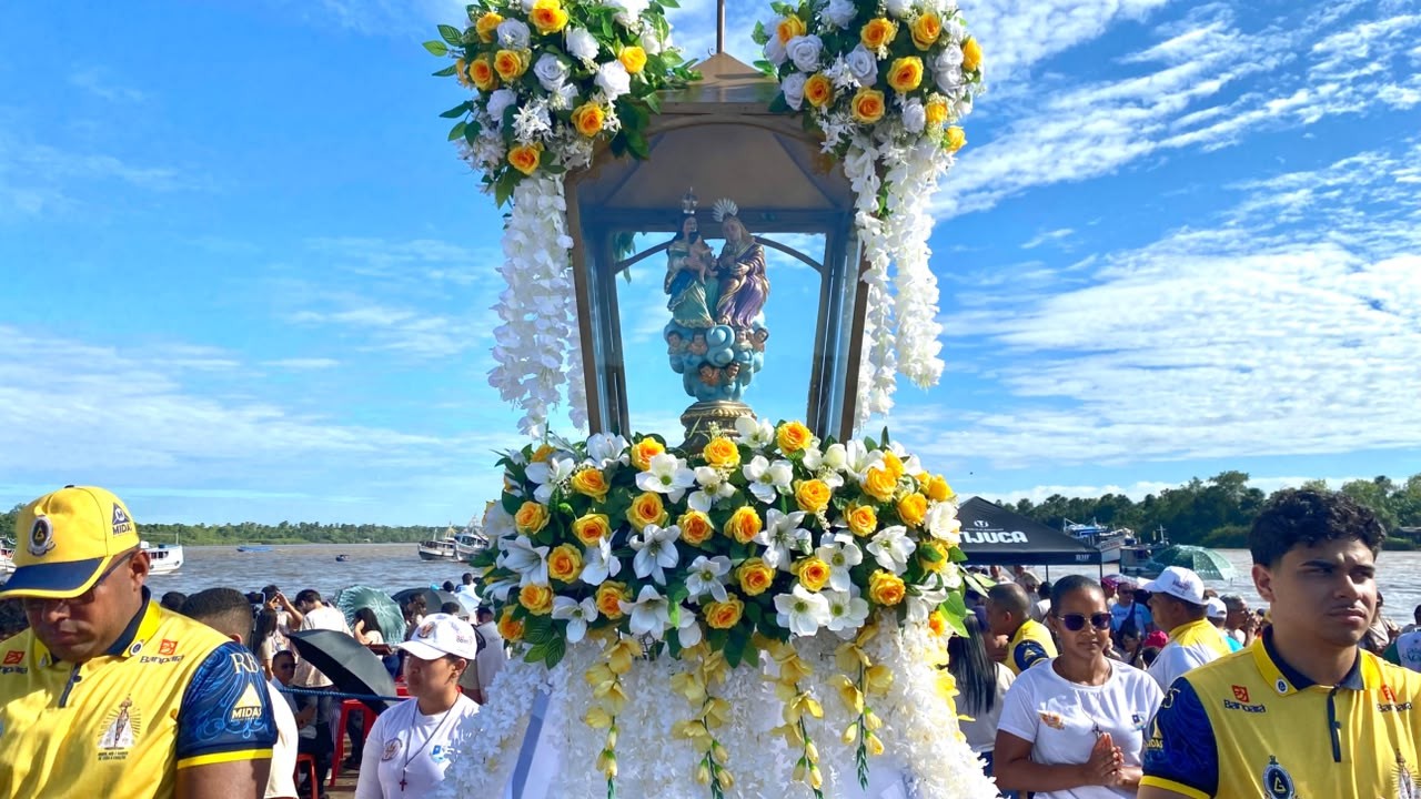 Círio Fluvial de Sant’Ana colore águas de Igarapé-Miri com centenas de barcos no Pará