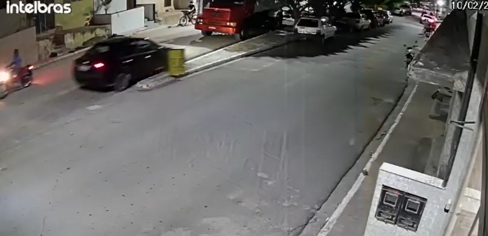 Carro desgovernado quase atinge criança e bate de frente com caminhão em Brejo da Madre de Deus; VÍDEO