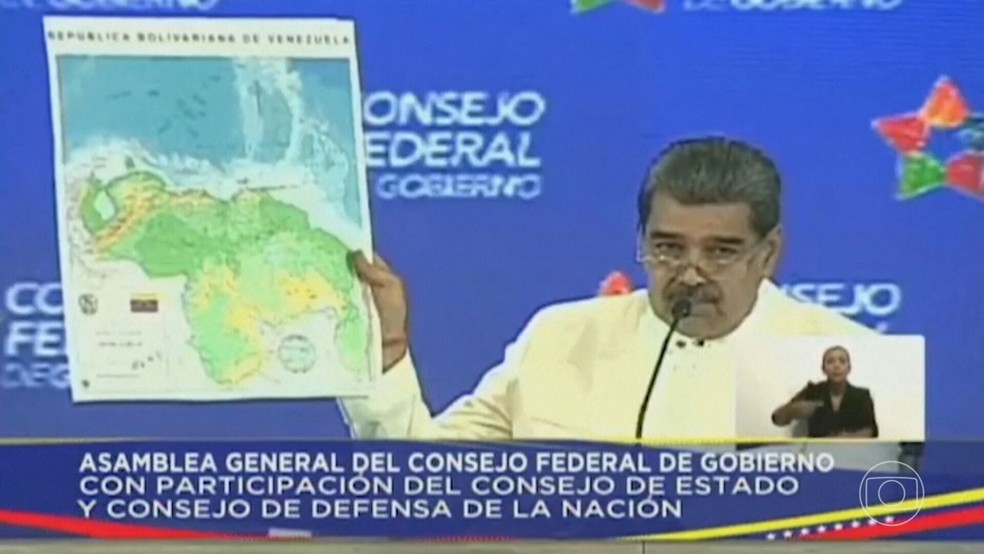 Nicolás Maduro divulgou um mapa que incorpora parte do território da Guiana — Foto: JN