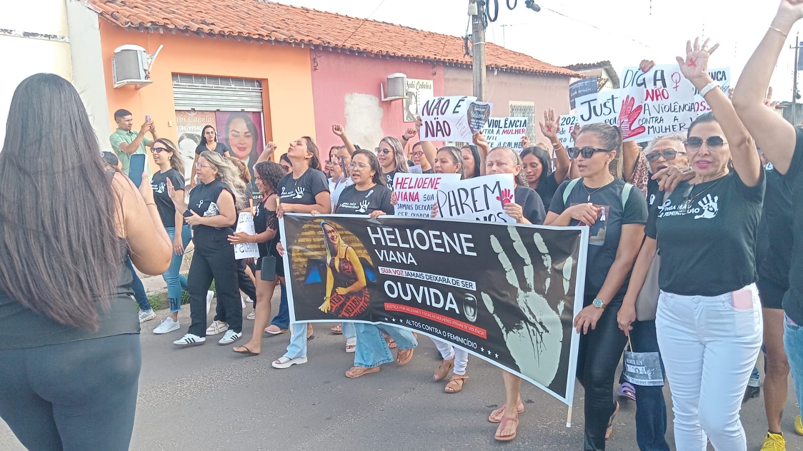Protesto pede justiça por dona de casa assassinada e família vítima de queimaduras em Altos: ‘sua voz jamais deixará de ser ouvida’