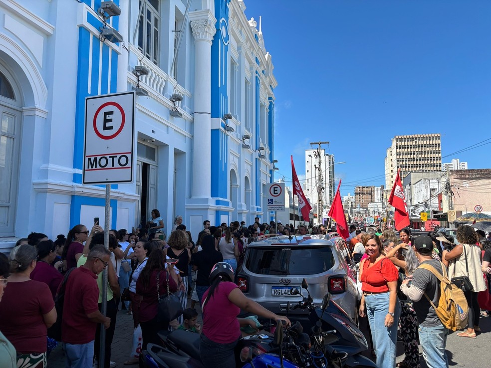Protesto dos servidores da saúde em frente à prefeitura de Natal — Foto: Divulgação/SindSaúde