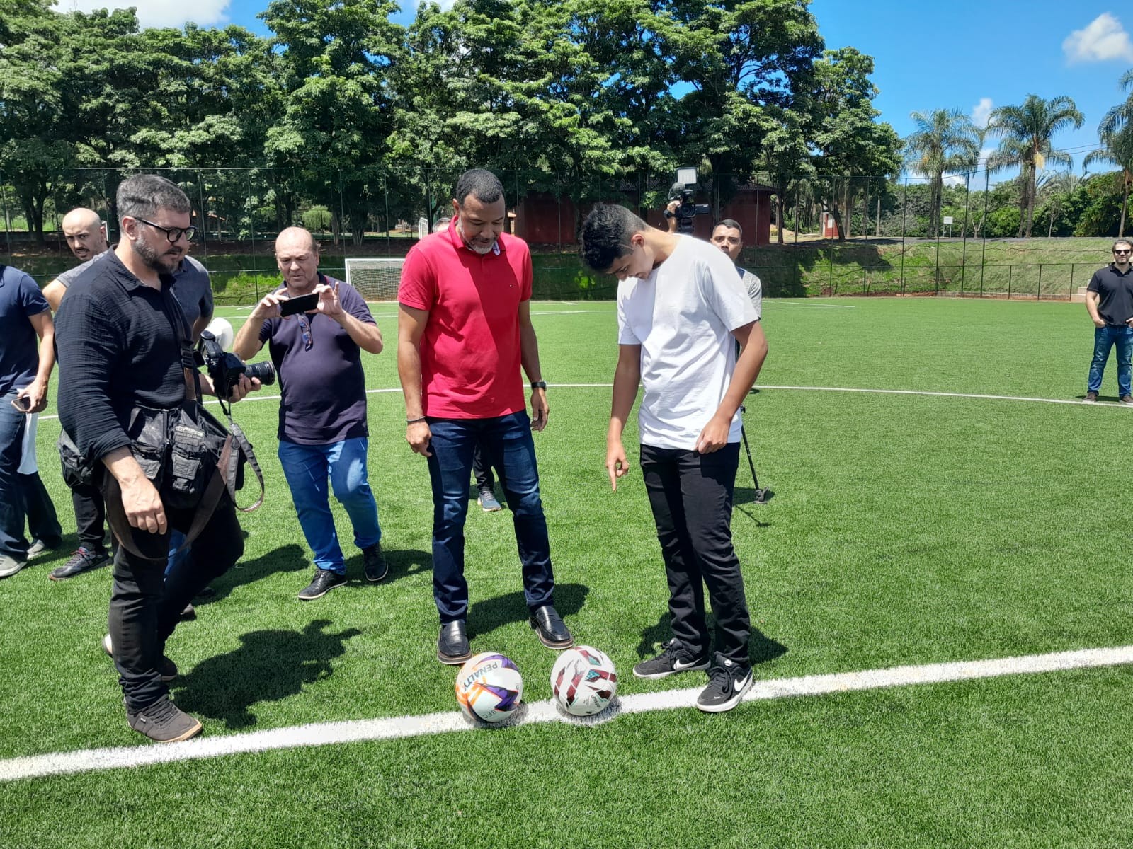 Pedro Severino dá pontapé inicial e comenta recuperação após um ano do acidente: 'Vou dar meus 100%'; VÍDEO