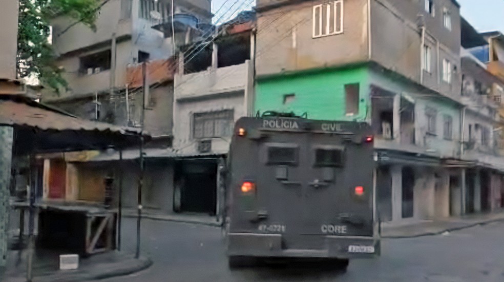 Blindado da Core circula pela Maré — Foto: Reprodução/TV Globo