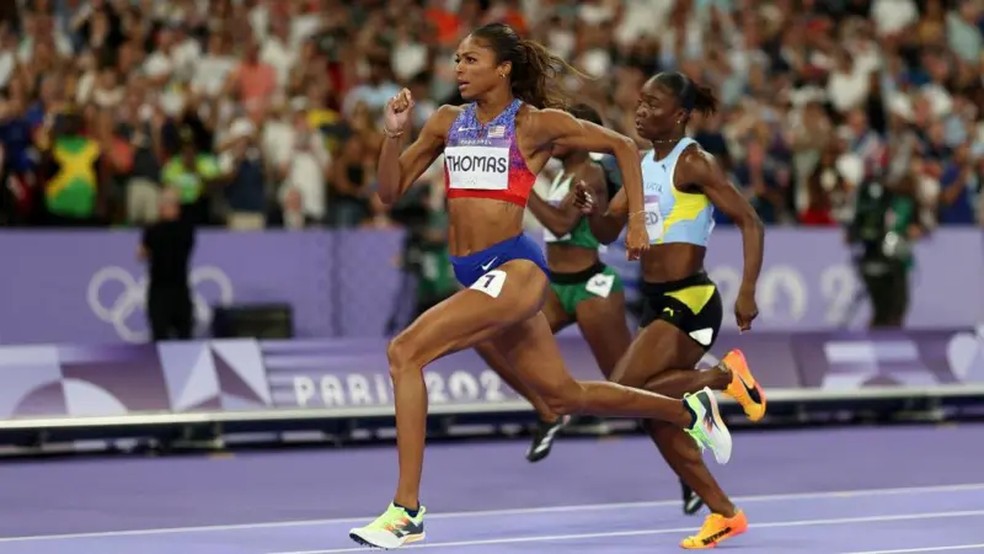 Gabby Thomas, que ganhou o ouro nos 200m femininos nas Olimpíadas de Paris 2024, fez do sono uma parte importante da sua rotina de treinamento. — Foto: GETTY IMAGES via BBC