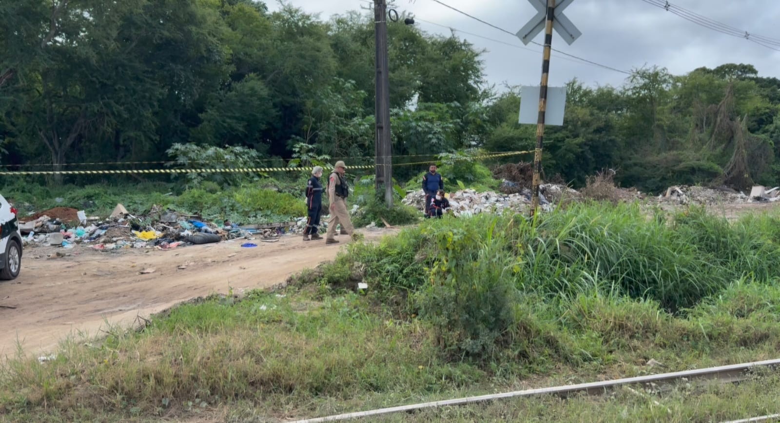 Jovem é encontrado morto com mãos amarradas às margens da linha do trem em João Pessoa