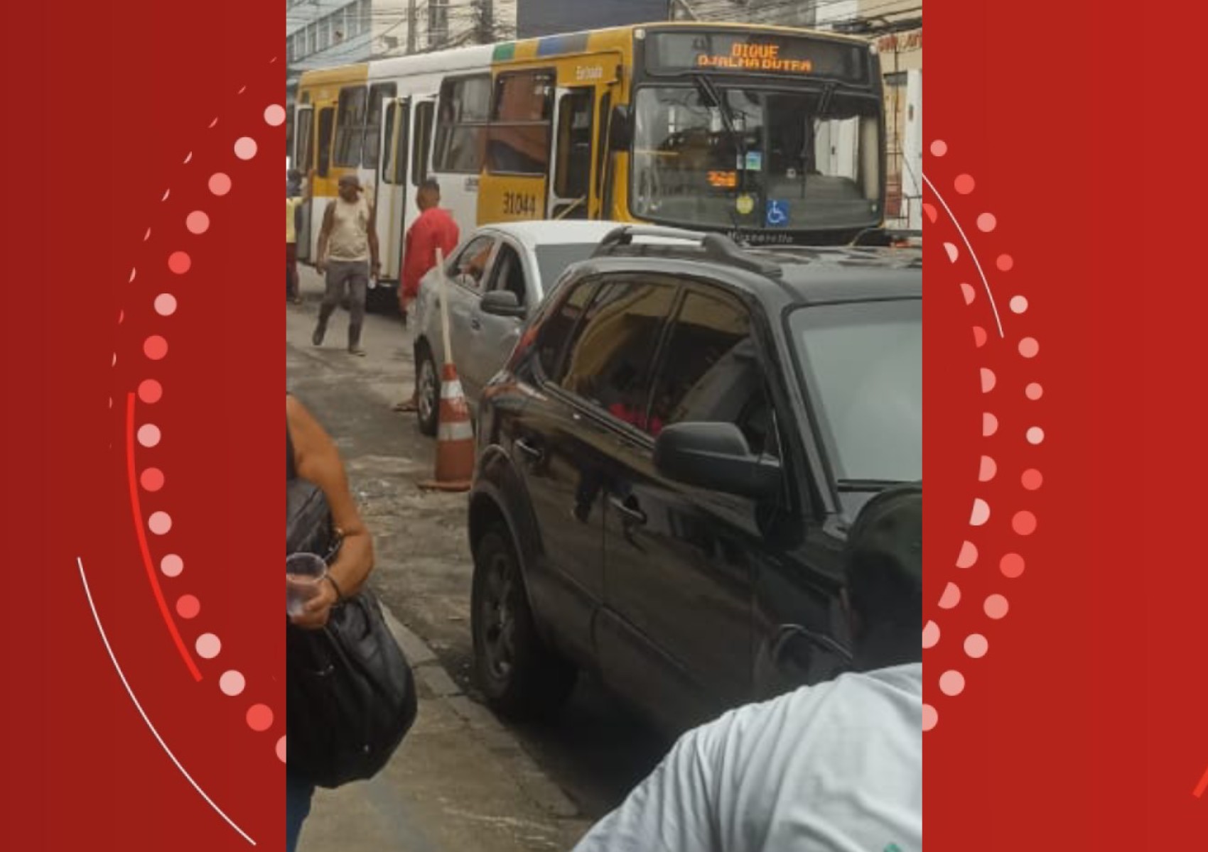 Homem fica ferido após reagir a tentativa de assalto dentro de ônibus em Salvador