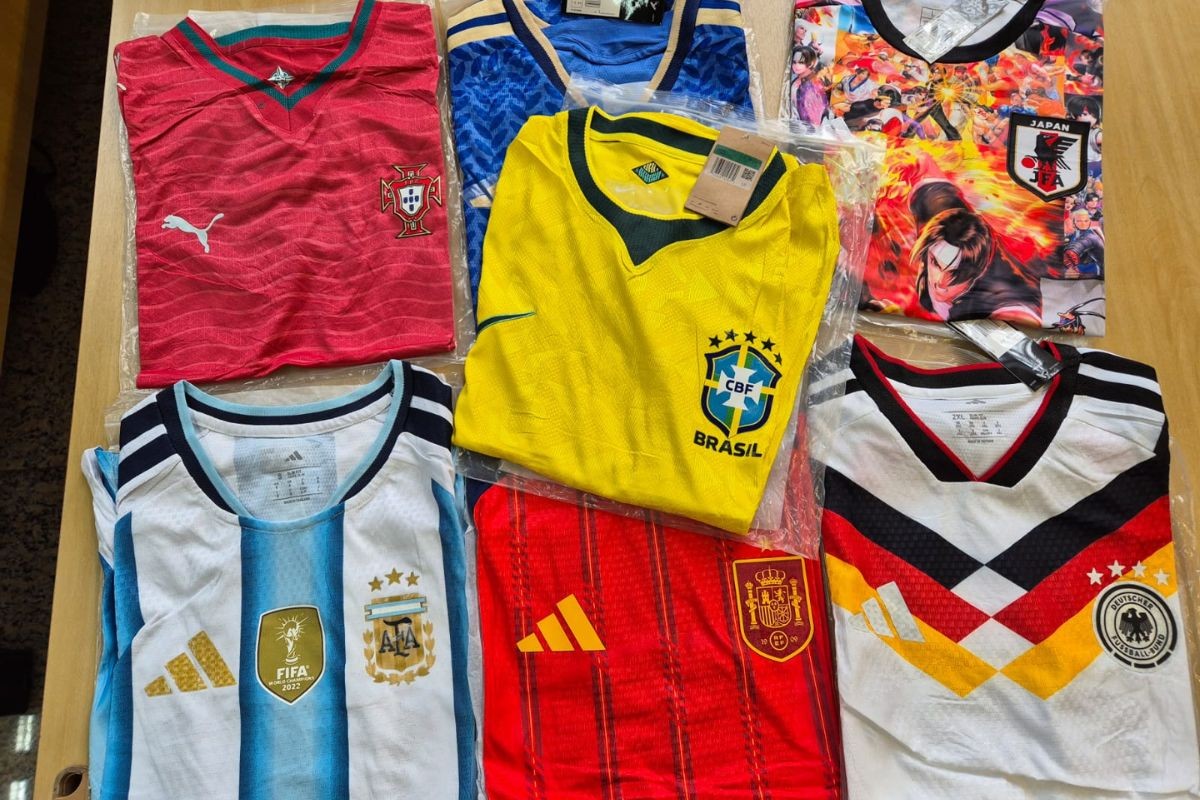 Receita Federal apreende 120 mil camisas falsas de seleções e clubes  antes da Copa de 2026