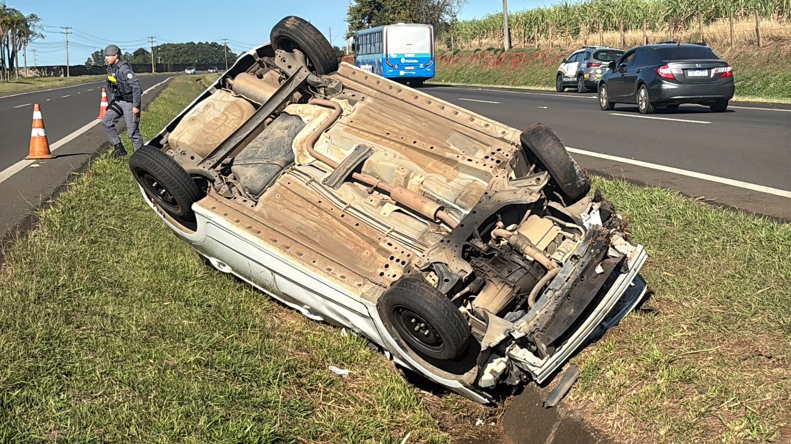 Motorista capota carro em canteiro central da Rodovia Fausto Santo Mauro em Piracicaba 