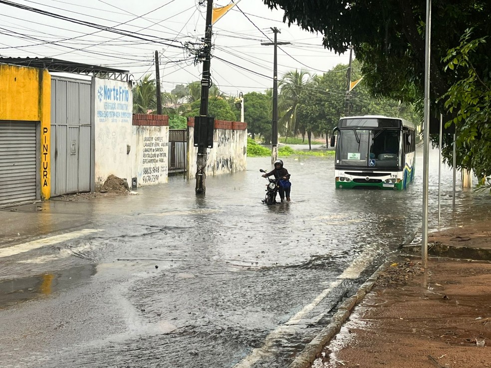 Alagamento na Avenida Paulistana, na Zona Norte de Natal — Foto: Vinícius Marinho/Inter TV Cabugi