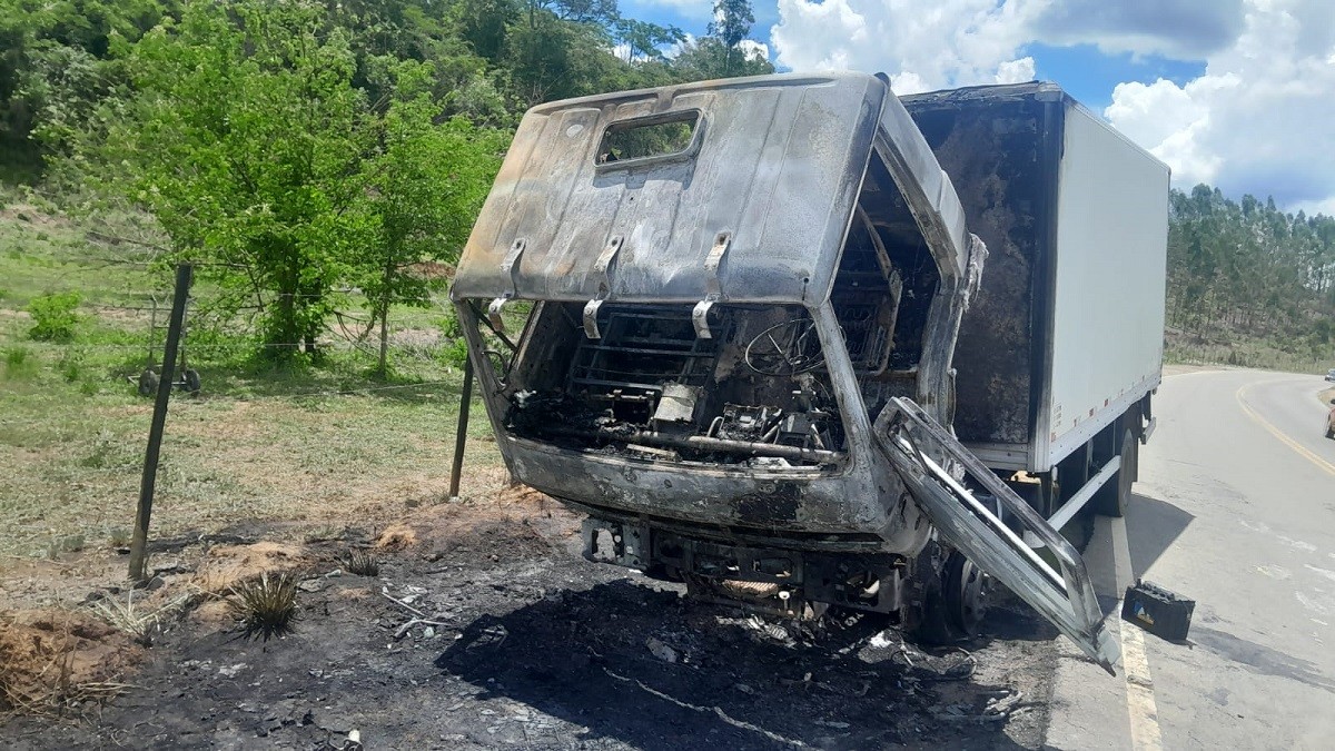 Caminhão com frango congelado pega fogo na MGC-120 e mais de 110 caixas são saqueadas