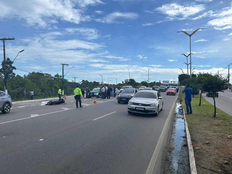 Trânsito na saída da Avenida Santos Dumont, conhecida como estrada do Aeroporto Internacional Eduardo Gomes, no bairro Tarumã, durante o acidente fatal. — Foto: Jucelio Paiva/Rede Amazônica.