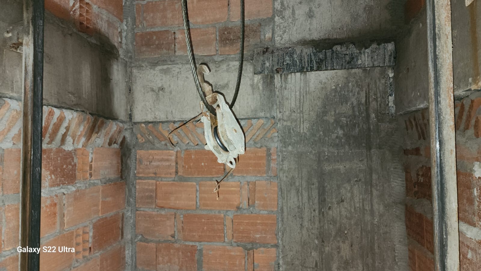 Elevador que caiu e causou morte de trabalhador em obra de Uberlândia não poderia transportar pessoas, diz auditor do Ministério do Trabalho