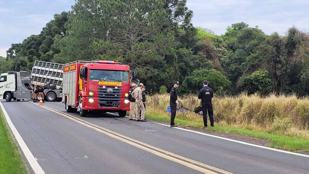 Casal de idosos morre após bater de frente com caminhão na PR-151; carro capotou após batida, acredita PRE
