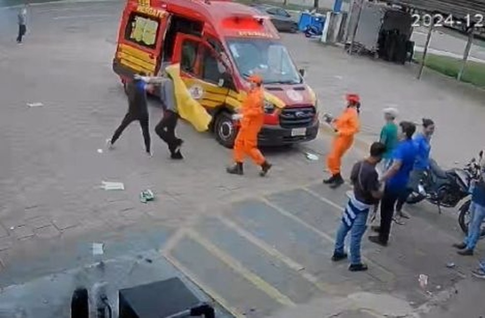 Sâmia tenta agredir a atendente novamente após a chegada dos bombeiros — Foto: Reprodução