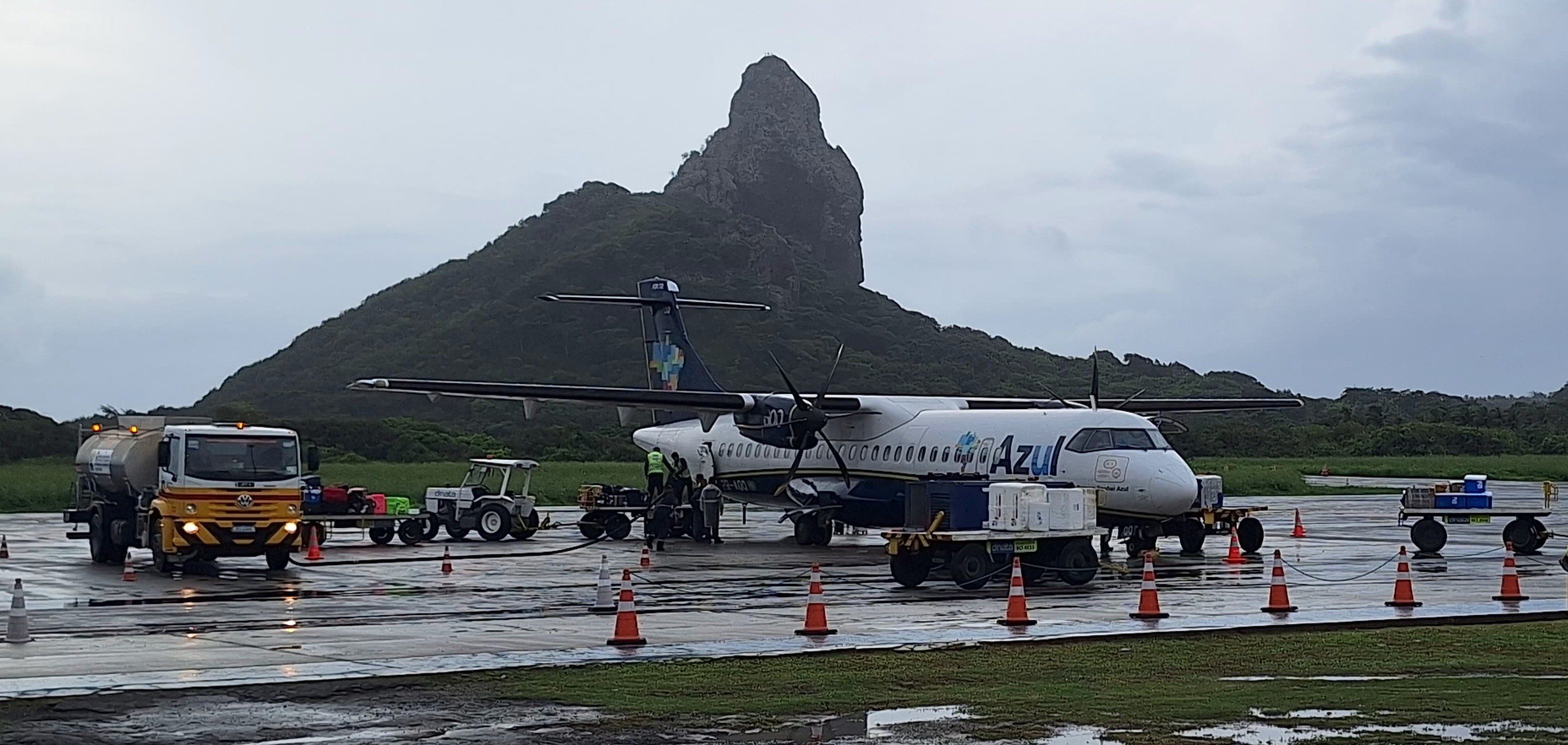 Chuva forte causa suspensão de voos, alagamento de casas e do aeroporto e fechamento de praias em Fernando de Noronha