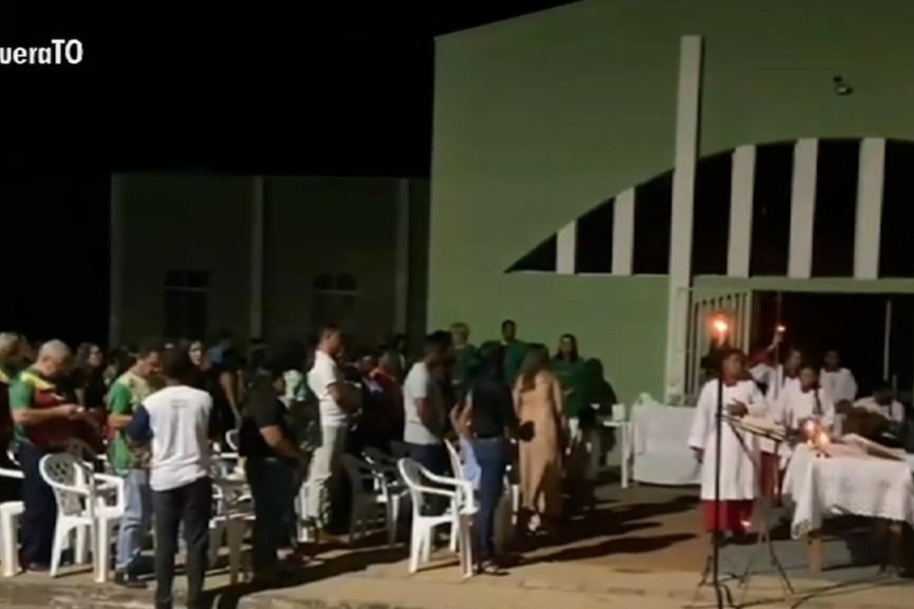 Fiéis celebram missa sob a luz de poste após furto dos fios de igreja: 'Prejuízo de R$ 10 mil'