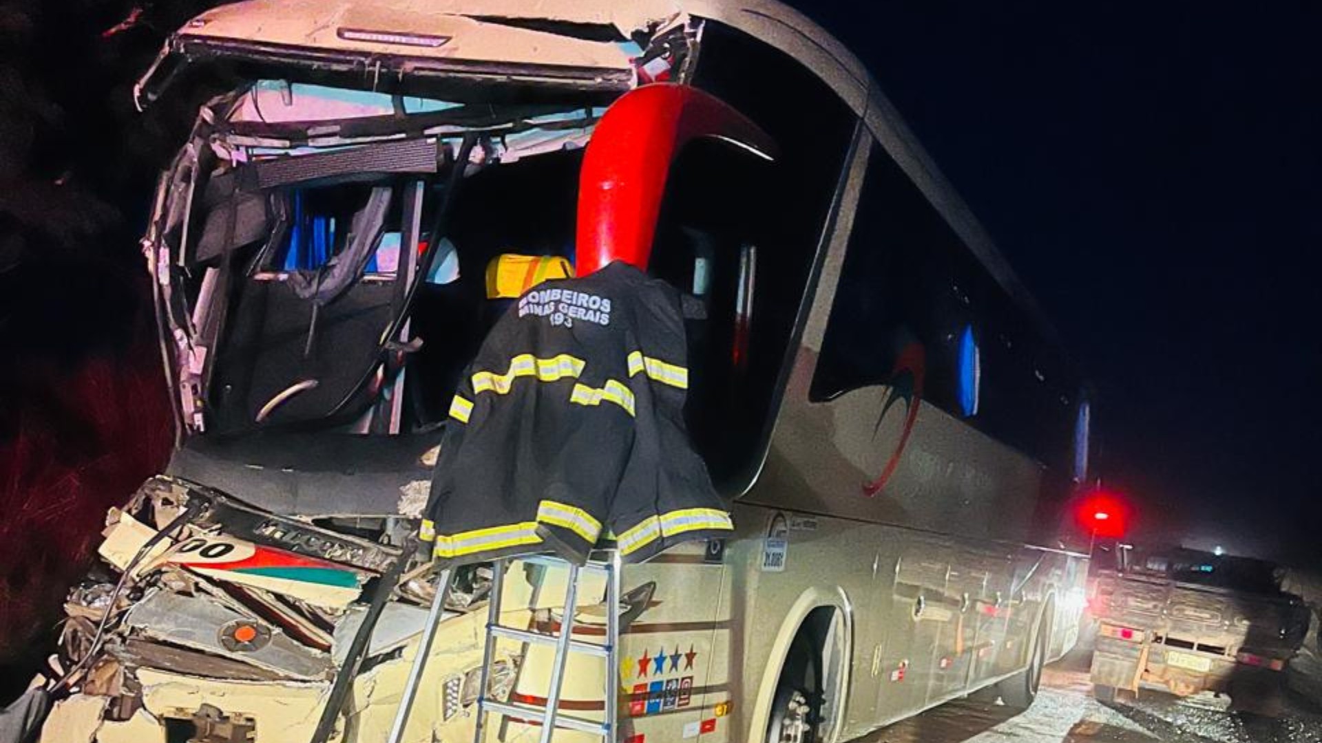 Acidente na MG-410 deixa 19 feridos após ônibus bater em carreta