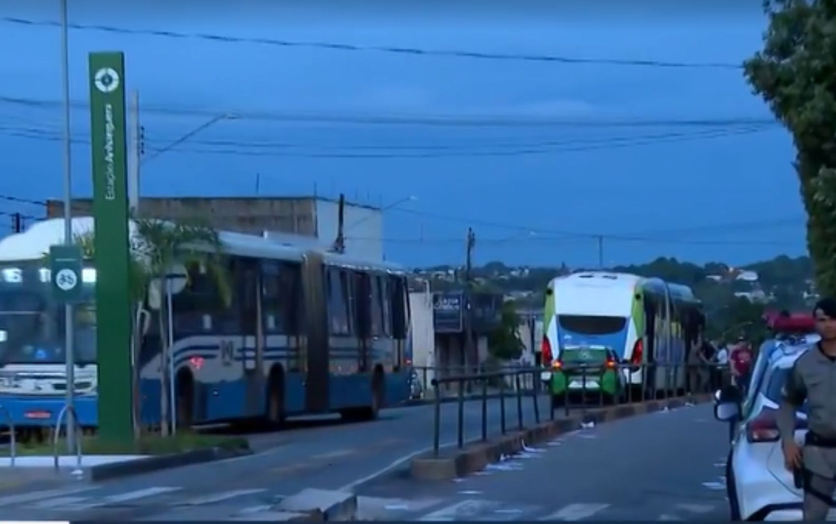 Homem morre após tentar tomar direção de ônibus, diz polícia
