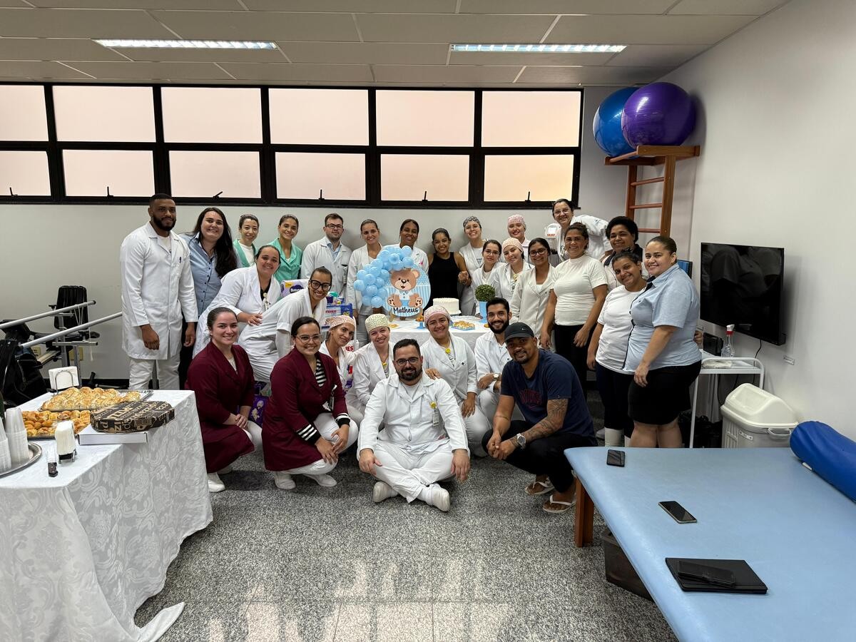 Internada, grávida ganha chá de bebê surpresa de hospital em MG; VÍDEO