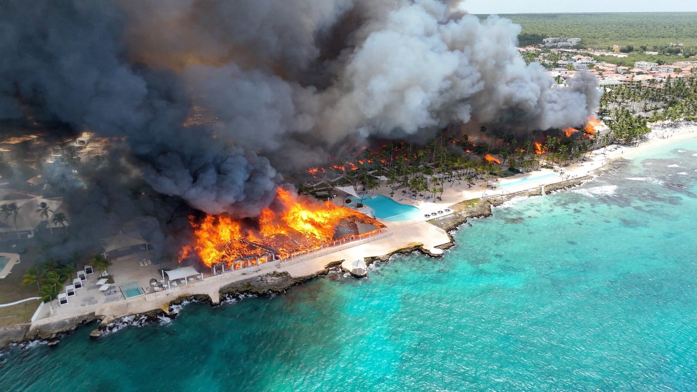 ‘Inferno’: incêndio destrói resort no Caribe, mata turista e obriga retirada de 1.700 pessoas; veja VÍDEO
