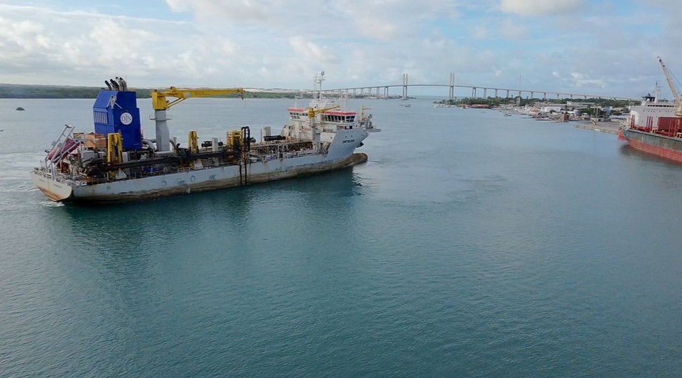 Draga chegou a Natal para fazer dragagem emergencial de banco de areia — Foto: Kleber Teixeira/Inter TV Cabugi