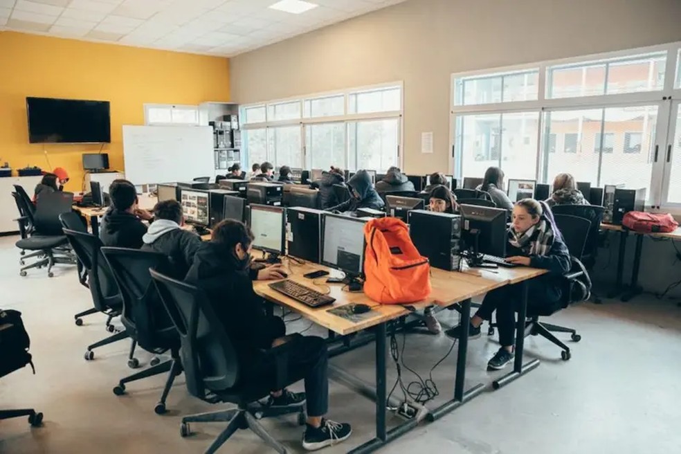 A maioria dos formandos da escola segue carreiras ligadas à área de tecnologia — Foto: Fundación María de Guadalupe via BBC